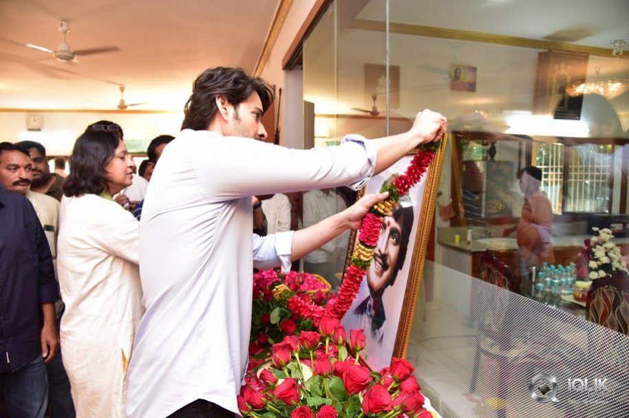 Celebrities-pay-homage-to-superstar-Krishna